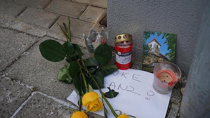 "Danke, Franz!" Fans gedachten gestern der Fußballlegende vor dem "Kaiserhaus" in der Zugspitzstraße in Giesing.