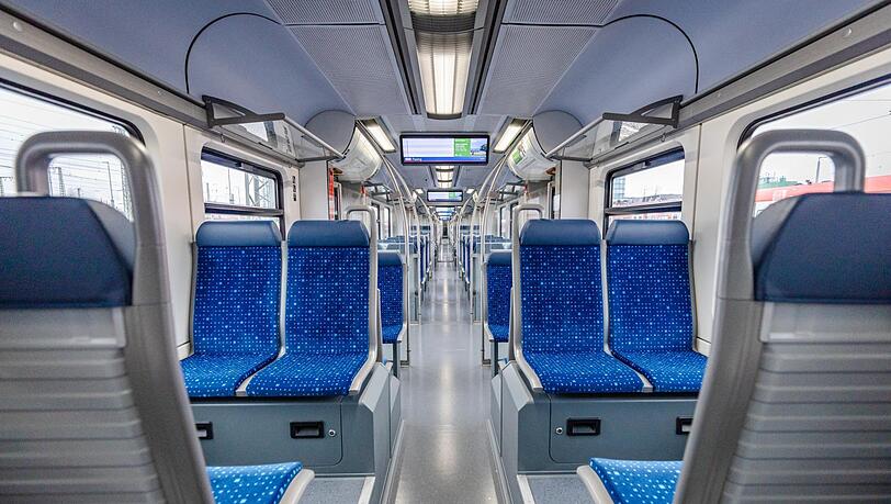 Keine Abteile mehr, die nur drei Sitze haben. In diesem Zug gibt es immer Vierer-Gruppen: In den neuen Fahrzeugen stehen den Fahrgästen insgesamt also mehr Sitzplätze zur Verfügung.