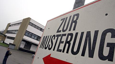 Sollen alle junge Männer wieder gemustert werden oder nur ein durch Losverfahren ausgewählter Anteil? Das ist eine der Streitfragen in der Diskussion über den künftigen Wehrdienst.