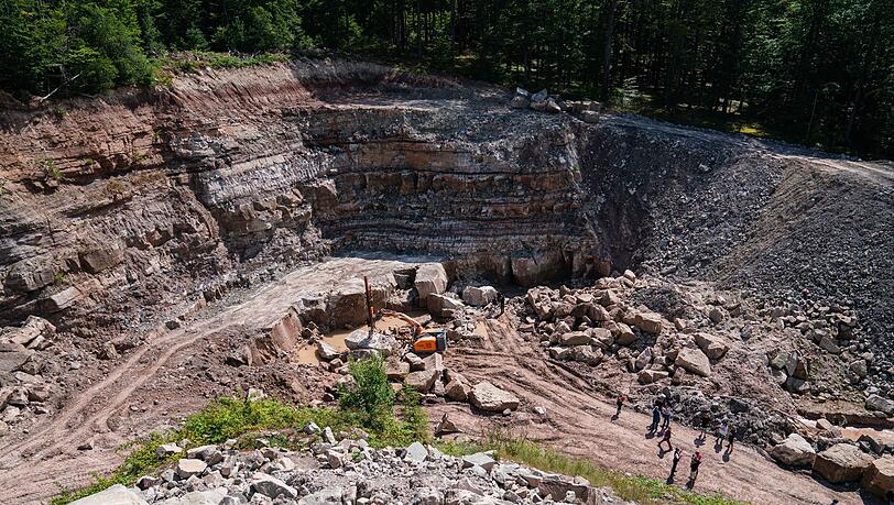 In diesem Steinbruch wurden 2021 die Funde gemacht, die nun ausgestellt werden. (Archivbild)