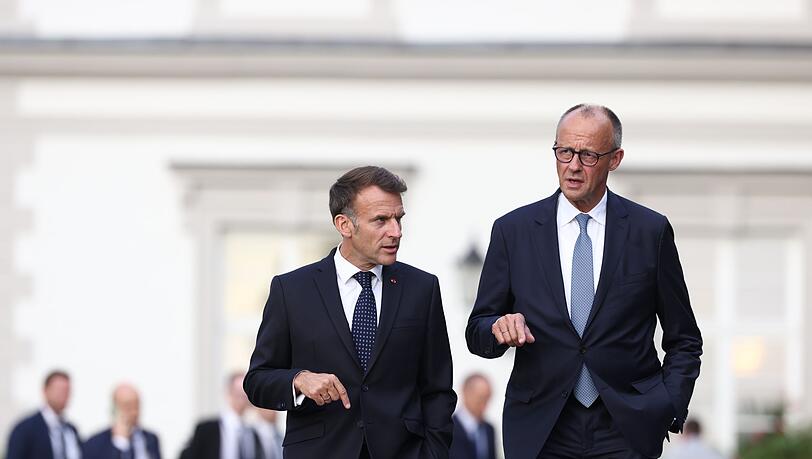 Bundeskanzler Friedrich Merz empfing Emmanuel Macron am Abend auf Schloss Bensberg bei K&ouml;ln, um das Regierungstreffen am Freitag vorzubereiten.