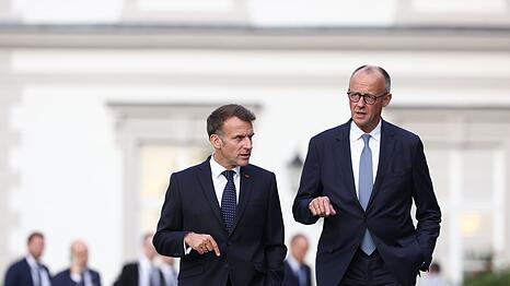 Bundeskanzler Friedrich Merz empfing Emmanuel Macron am Abend auf Schloss Bensberg bei K&ouml;ln, um das Regierungstreffen am Freitag vorzubereiten.