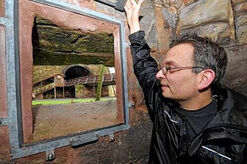 Oliver Schmidtgen zeigt den Durchblick zum Graben am Tiergärtnertor.