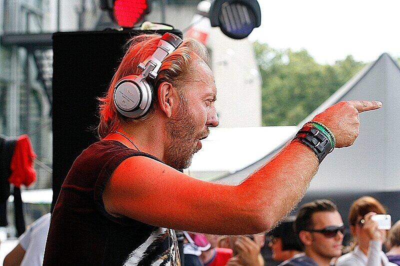 Heizt am Sonntag der Galopprennbahn in Riem ein: Sven Väth.