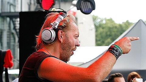 Heizt am Sonntag der Galopprennbahn in Riem ein: Sven Väth.