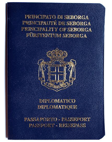 Der Diplomatenausweis von Honorarkonsul Bernd Lesoine. Der Münchner Frauenarzt wurde 2009 von seinem Gärtner in Seborga gefragt, ober das Amt annimmt. Foto: Schramek