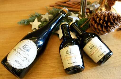 Edel schaut&rsquo;s aus &ndash; und edel ist auch der Preis: der &bdquo;Bourbon Bock&ldquo; (links) von Paulaner.