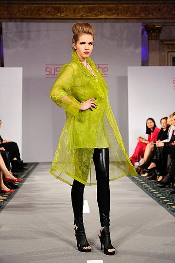 Ein Model auf der Susanne Wiebe Munich Fashion Show Bayerischen Hof.