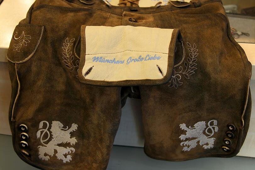 Neues Oktoberfest-Outfit: Die Mannschaft des TSV 1860 bei der Wiesn-Einkleidung beim Trachten-Angermaier.