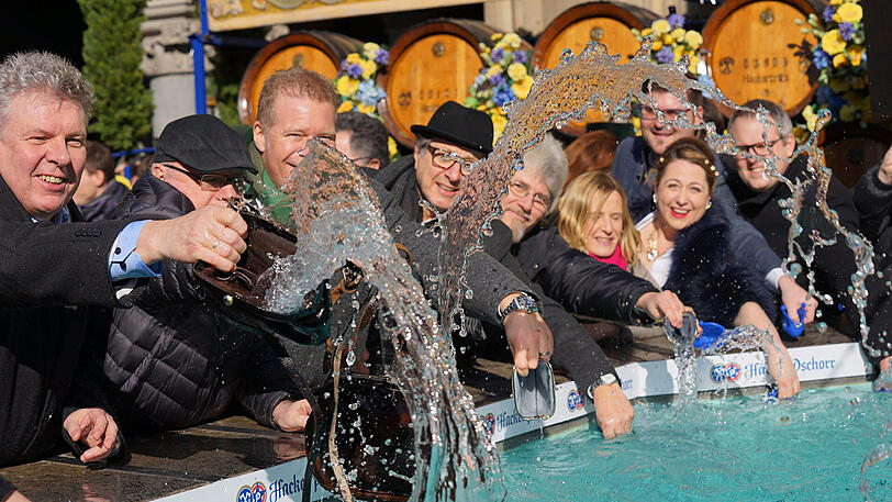 Die Bilder vom Geldbeutelwaschen 2018 am Fischbrunnen am Marienplatz