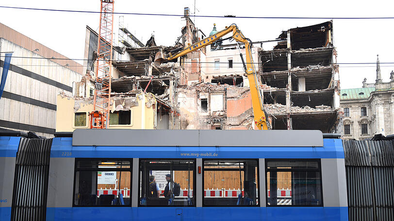Fast nur noch ein halber Königshof. Inzwischen sieht man schon das ehemalige Treppenhaus.