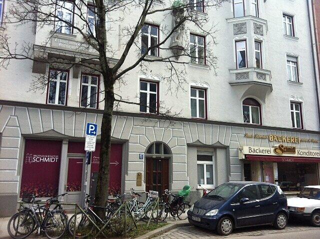 Vorne ist das Geschäft, im Hof hinten zur Preysingstraße ist die Backstube.
