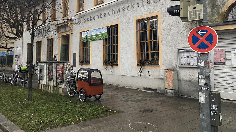 Die Unfallstelle direkt vor der "Glockenbachwerkstatt". Am Boden sind noch die Kreidespuren der Polizei zu sehen.