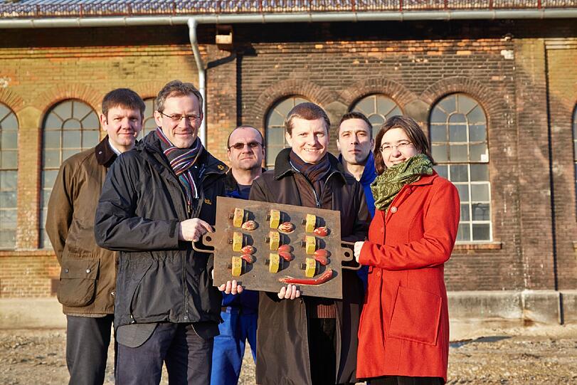Roman Beer, Projektmanager der Aurelis für das Triebwerk Neuaubing (1. Reihe, Mitte) übergibt die historischen Gussformen an die Kuratoren des Deutschen Museums Herrn Ralf Spicker (1. Reihe, links) und Dr. Ulrike Sturm-Hentschel (1. Reihe, rechts) sowie (2. Reihe von l.n.r.) Herrn Thomas Röber (Kurator Deutsches Museum), Werner Menzinger und Christian Endres (Sammlungsmanagement Deutsches Museum).