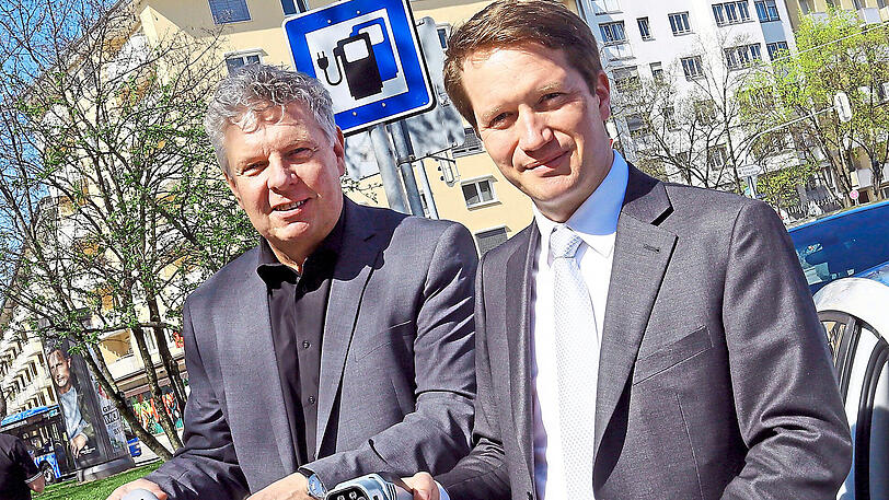OB Dieter Reiter und SWM-Chef Florian Bieberbach nehmen die ersten E-Ladestationen in Betrieb.