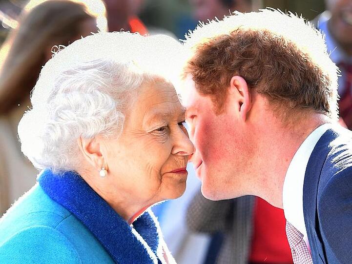 Die Queen und ihr Enkel Prinz Harry 2015 in London.