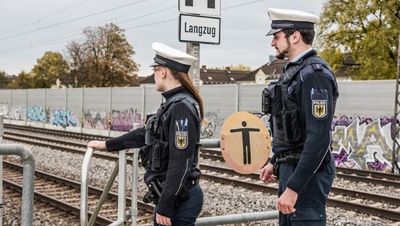 Beim verbotenen Überqueren von Bahngleisen wurde ein 17-Jähriger in Heimstetten von einer S-Bahn erfasst und verletzt. (Symbolbild) Beim verbotenen Überqueren von Bahngleisen wurde ein 17-Jähriger in Heimstetten von einer S-Bahn erfasst und verletzt. (Symbolbild)