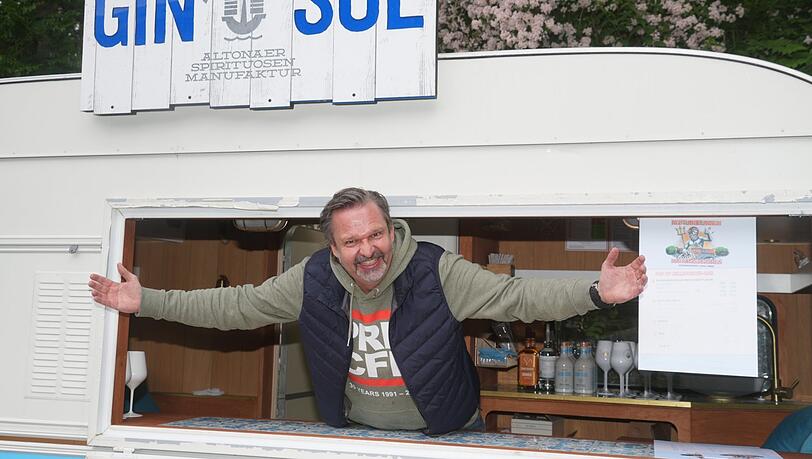 Mehrere Getränke- und Essensbuden gehören zum Kulturbiergarten am Neptunbrunnen. An diesem Standl hier, aus dem Biergartenwirt Chris Lehner herausschaut, gibt es unter anderem Gindrinks, Champagner und Aperol Spritz.