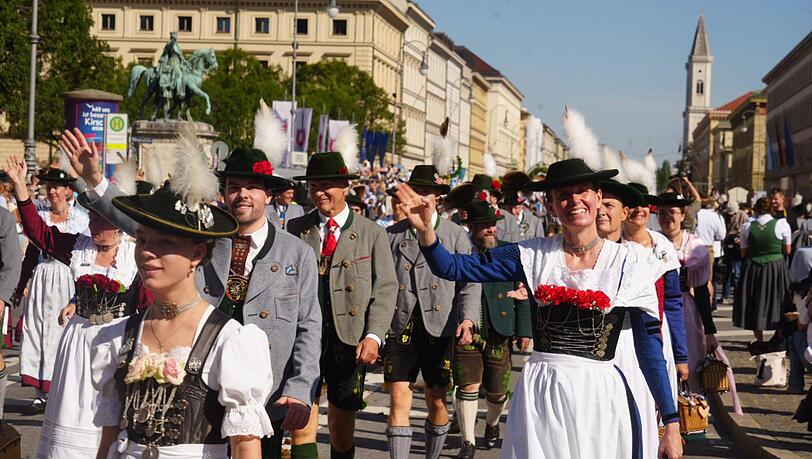 Trachtler und Handwerkergruppen, Sport- und Gebirgsschützen, Musikkapellen und Spielmannszüge, Fahnenschwinger und Moriskentänzer: Sie alle ziehen am Vormittag zum Oktoberfest.