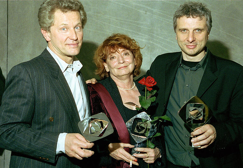 Adolf-Grimme-Preis 2002 f&uuml;r den Tatort "Im freien Fall". Von links: Ivo Batic (Miroslav Nemec) und Franz Leitmayr (Udo Wachtveitl) mit der zust&auml;ndigen BR-Redakteurin Silvia Koller.