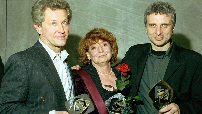 Adolf-Grimme-Preis 2002 f&uuml;r den Tatort "Im freien Fall". Von links: Ivo Batic (Miroslav Nemec) und Franz Leitmayr (Udo Wachtveitl) mit der zust&auml;ndigen BR-Redakteurin Silvia Koller.
