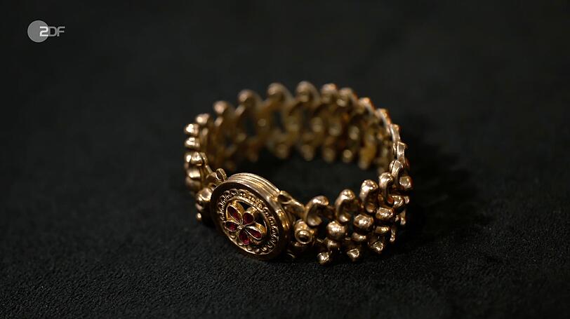 Als weiteres Objekt der Sendung wurde ein Scheren-Armband von Wendela Horz in den 1920er bis 1930er Jahren datiert. Als weiteres Objekt der Sendung wurde ein Scheren-Armband von Wendela Horz in den 1920er bis 1930er Jahren datiert.