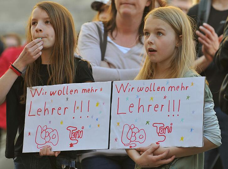 "Mehr Geld für Bildung": Bei strahlendem Sonnenschein demonstrierten Eltern auf dem Odeonsplatz für ihre Kinder.