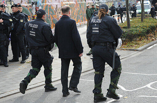 Etwa 20 Kundgebungsteilnehmer, über 1.000 Polizisten und insgesamt etwa 1.500 Gegendemonstranten: Das ist die Bilanz vom Münchner Demo-Samstag.