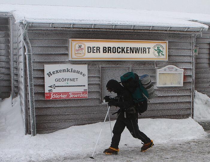 Ein Wanderer ist auf dem Bocken bei Schierke (Sachsen-Anhat) unterwegs