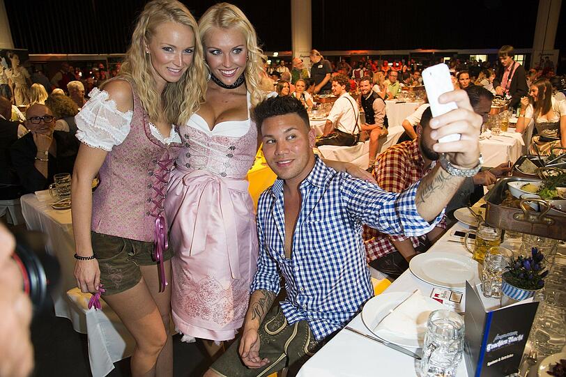 Prince Kay One macht ein Selfie mit den Playmates Sandra Latko (l.) und Denise Cotte