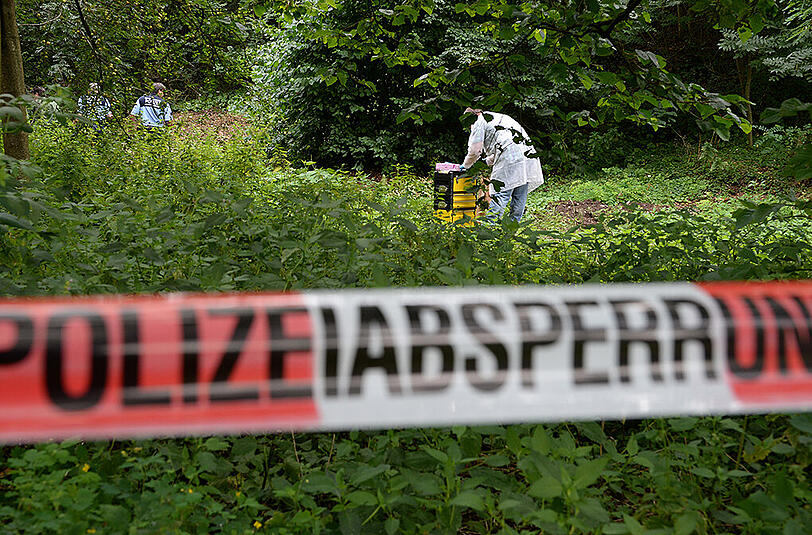 Ein Techniker der Kriminalpolizei untersucht in Freiburg Stadtteil Betzenhausen das Gelände. Dort wurde der getötete Armani gefunden.