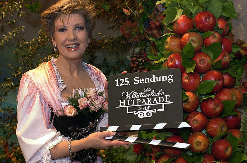 Caroline Reiber am 09.10.2001 in Unterföhring bei München mit der Klappe zur 125. Sendung ihrer "Volkstümlichen Hitparade". Am Montag wird die "Grande Dame der Volksmusik" 75 Jahre alt.