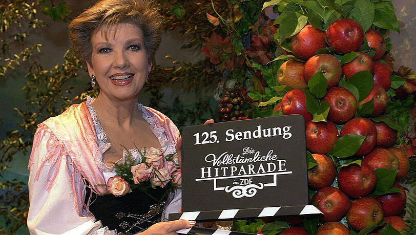 Caroline Reiber am 09.10.2001 in Unterföhring bei München mit der Klappe zur 125. Sendung ihrer "Volkstümlichen Hitparade". Am Montag wird die "Grande Dame der Volksmusik" 75 Jahre alt. Caroline Reiber am 09.10.2001 in Unterföhring bei München mit der Klappe zur 125. Sendung ihrer "Volkstümlichen Hitparade". Am Montag wird die "Grande Dame der Volksmusik" 75 Jahre alt.