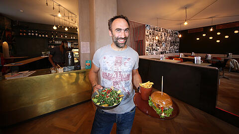 Andreas Salger serviert dem MTSV Schwabing und all den anderen Schwabingern in der Ursulastraße Bowls und Burger.
