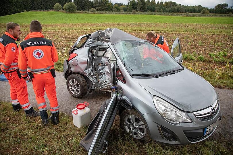 Das Auto krachte mit der Beifahrerseite gegen einen Baum und wurde auf den Radweg zurückgeschleudert.