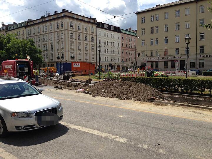 Aufgerissen: Die Trambahngleise werden in Haidhausen derzeit saniert. So sieht's vom Orleansplatz bis zur Wörthstraße aus.