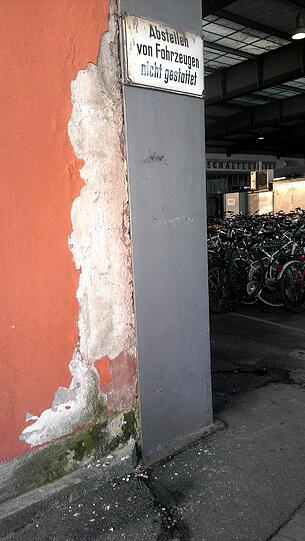 Gleich gegenüber: eine bröckelnde Ecke.