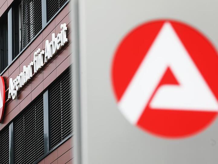 Gebäude der Agentur für Arbeit. Die Einschränkungen der Corona-Pandemie treiben die Arbeitslosenzahlen in Deutschland in die Höhe.