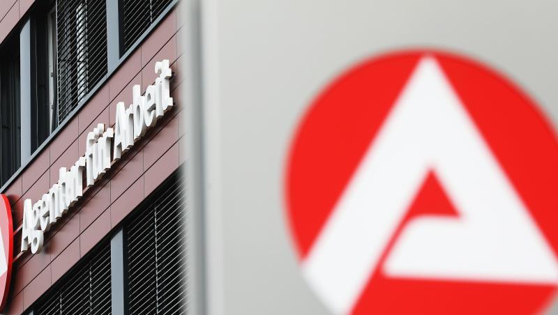 Gebäude der Agentur für Arbeit. Die Einschränkungen der Corona-Pandemie treiben die Arbeitslosenzahlen in Deutschland in die Höhe.