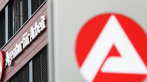 Gebäude der Agentur für Arbeit. Die Einschränkungen der Corona-Pandemie treiben die Arbeitslosenzahlen in Deutschland in die Höhe.