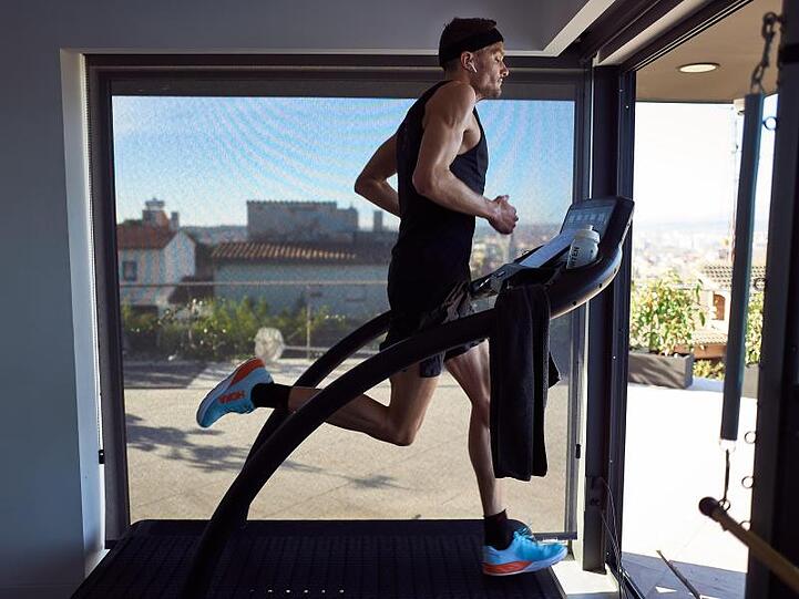 Zum Abschluss steht für Jan Frodeno ein Marathon auf dem Laufband an.