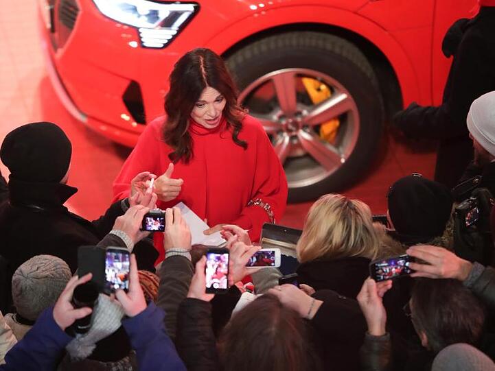 Iris Berben plaudert mit ihren Fans bei der Eröffnung der Berlinale.