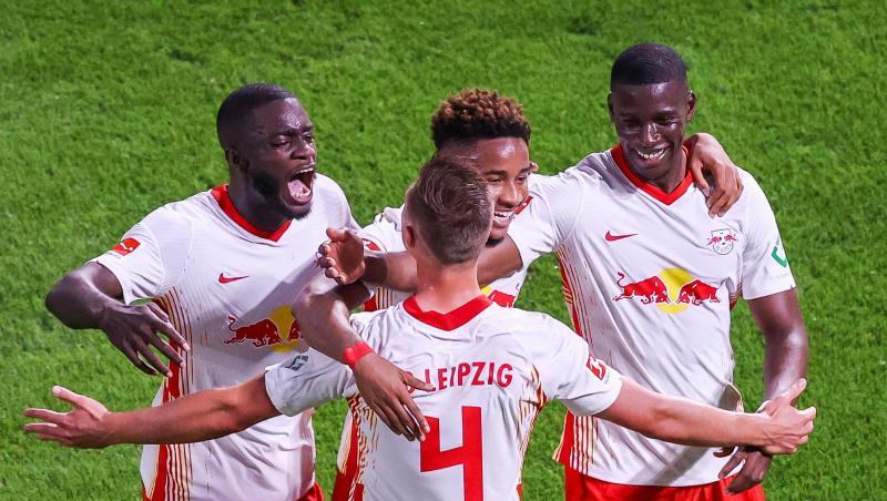 Leipzigs Willi Orban (M) und Dayot Upamecano (l-r), Christopher Nkunku und Nordi Mukiele jubeln nach Orbans Kopfball-Treffer zum 3:0.