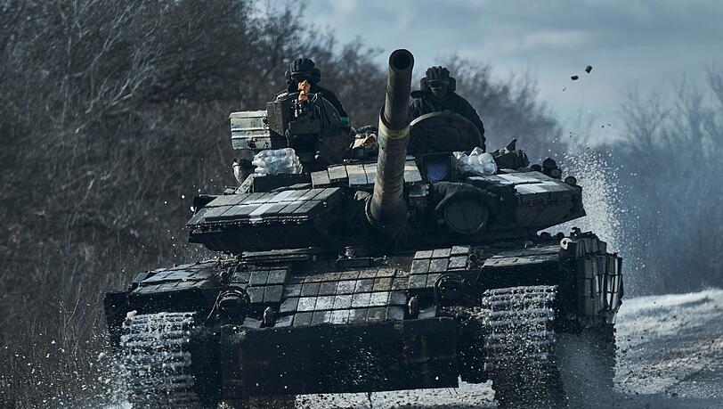 Ukrainische Soldaten auf einem Panzer an der Frontlinie in Bachmut.