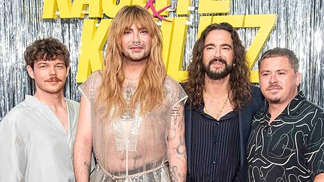 Bill Kaulitz (2.v.l.) mit seinen Tokio-Hotel-Bandkollegen bei der "Kaulitz & Kaulitz"-Premiere im Juli in Berlin.