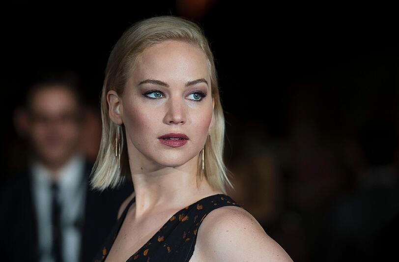 Jennifer Lawrence trägt bei der "Mockingjay 2"-Premiere in London ein Kleid von Dior