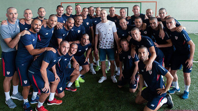 Große Geste: Die Spieler von Athletic Bilbao solidarisierten sich mit ihrem Kollegen Yeray Alvarez (Mitte im weißen Shirt).