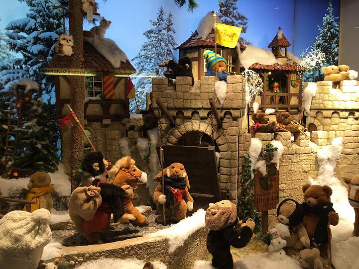 Seit Jahrzehnten sind die Weihnachtsschaufenter mit den beweglichen Stofftieren bei großen und kleinen Münchner beliebt.