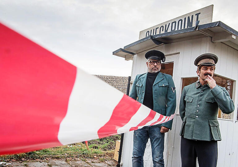 Checkpoint Ali: Jimmy Hartwig (links) und Till Hofmann kontrollieren.