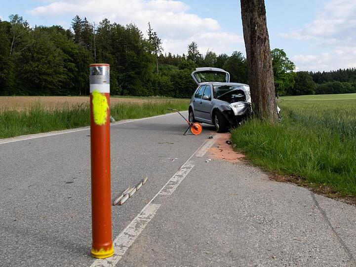 Das zerstörte Auto steht am Ereignisort. Foto: Sven Hoppe/dpa